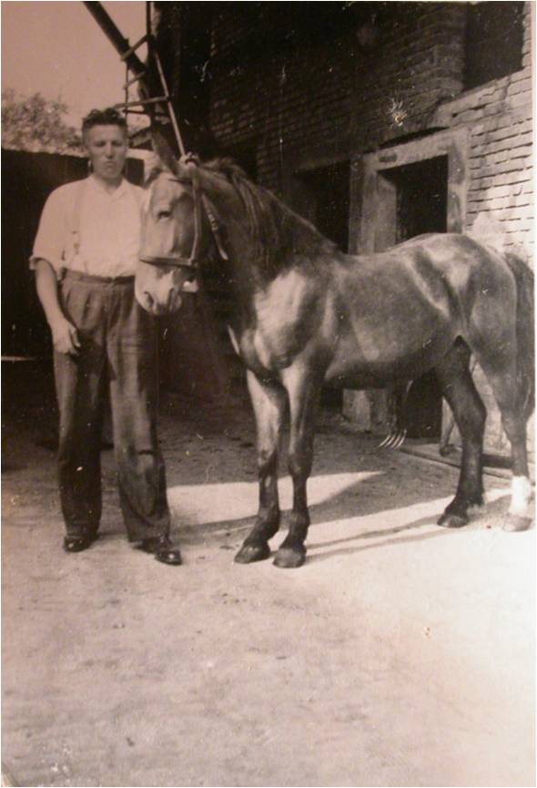 Eungene dans la cour de ferme