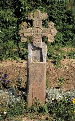 Bilwisheim - Croix � niche grav�e d'un I.H.S.
                  Et dat�e 1712